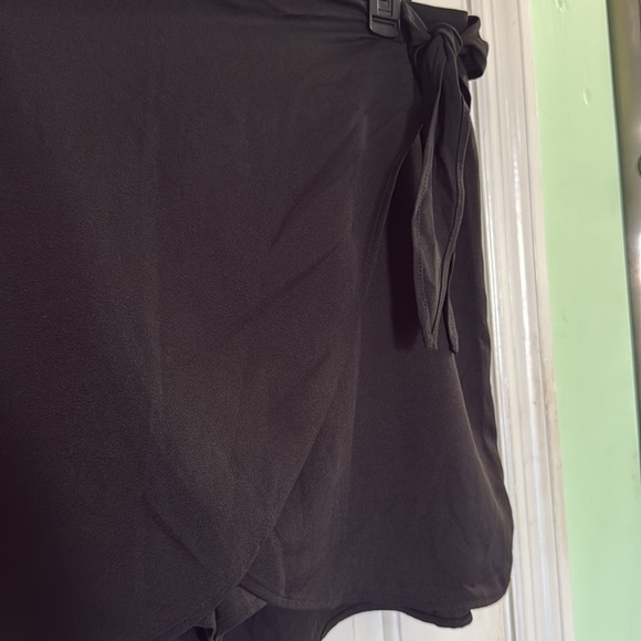 DR2 Black Side Tie Mini Skirt/Skort Scallop Wrap Front Detail Pull On Size XL - Picture 3 of 11